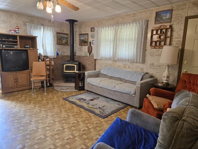 Location, location, location! This cozy 2 bedroom, 1 bathroom - photo 4