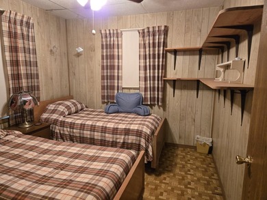 Location, location, location! This cozy 2 bedroom, 1 bathroom - photo 7