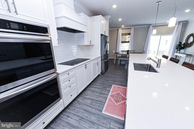 Luxurious 3-Level Unit Townhouse with deck - Minutes from - photo 8
