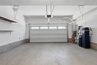 Located on a picturesque tree-lined street of Communication - photo 26