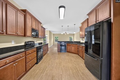 Just in time for summer celebrations! Prime location in the - photo 9