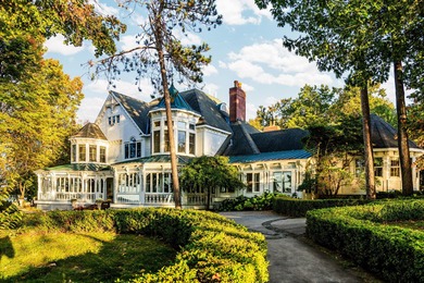 As soon as the gate opens, the quarter-mile driveway leads you - photo 9