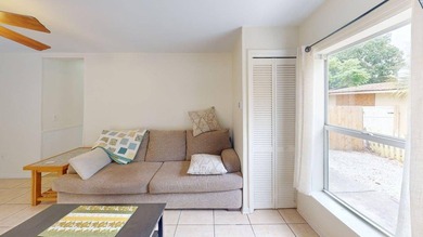 This cute bungalow style home is looking for someone to make it - photo 3