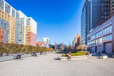 Spacious and sun-filled high-floor 2-bedroom, 2-bath apartment - photo 4