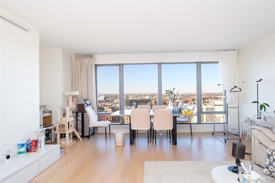 Spacious and sun-filled high-floor 2-bedroom, 2-bath apartment - photo 10