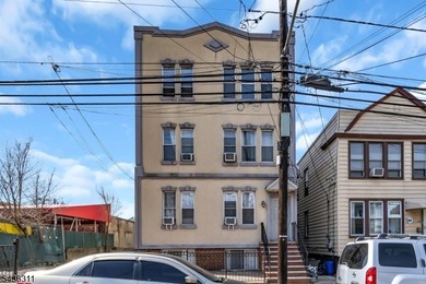Beautifully maintained 2-bedroom, 1 full bath condo featuring - photo 1