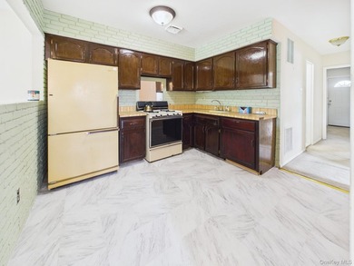 Welcome to 140 Regis Drive, a versatile Staten Island property - photo 12