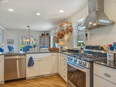 Well built and meticulously maintained, this exquisite Shamrock - photo 15