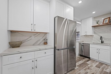 Nestled in the heart of sought-after Flamingo Park, this - photo 6