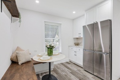 Nestled in the heart of sought-after Flamingo Park, this - photo 8