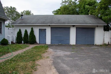 Welcome to this well maintained 3 bedroom, 1.5 bath Colonial - photo 12