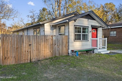 Newly remodeled and ideally located just minutes from the beach - photo 4