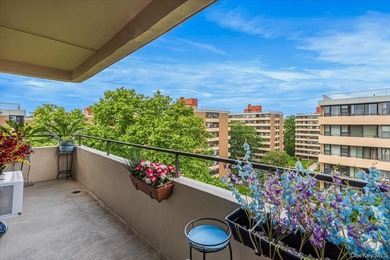 East River Home Sale Pending in Beechhurst New York