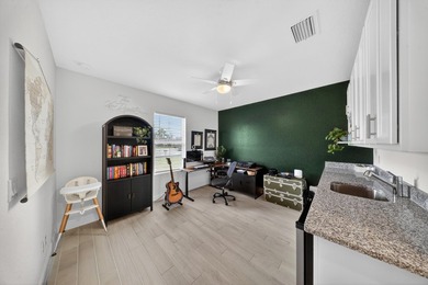 Welcome to this beautifully maintained home featuring 4 bedrooms - photo 18