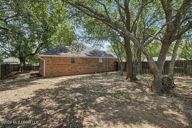 Adorable and well-maintained home featuring a newer A/C system - photo 28