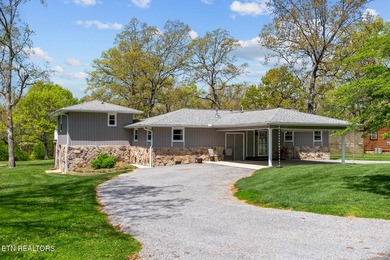 This beautiful renovated 3-bedroom, 3-bath home in the Lake - photo 1