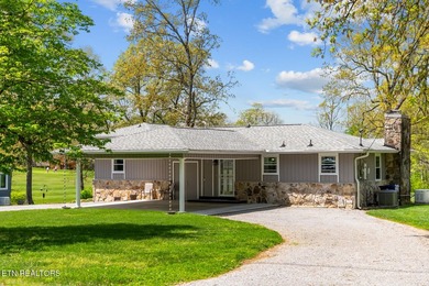 This beautiful renovated 3-bedroom, 3-bath home in the Lake - photo 2