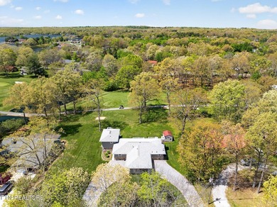 This beautiful renovated 3-bedroom, 3-bath home in the Lake - photo 4