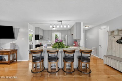 This beautiful renovated 3-bedroom, 3-bath home in the Lake - photo 10