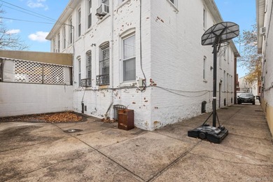 Unlock the potential of this solid three-unit brick building - photo 5