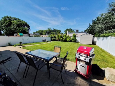 Welcome to this exceptional 6-bedroom Colonial offers the - photo 33