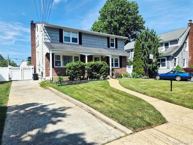 Welcome to this exceptional 6-bedroom Colonial offers the - photo 40