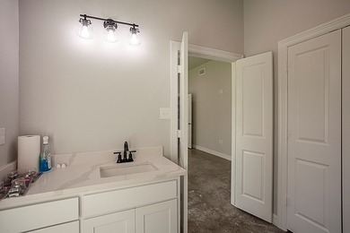 Great 4 bedroom, 2 1/2 bath with oversized 31' x 23' air - photo 12