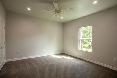 Great 4 bedroom, 2 1/2 bath with oversized 31' x 23' air - photo 16