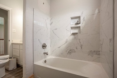 Great 4 bedroom, 2 1/2 bath with oversized 31' x 23' air - photo 18