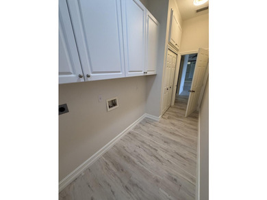 Spacious 3-bedroom, 2-bath in-ground pool home with standout - photo 25