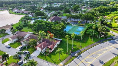 Newly renovated and ready to impress! Beautifully updated - photo 1