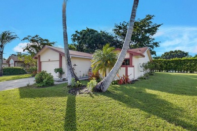 Newly renovated and ready to impress! Beautifully updated - photo 2