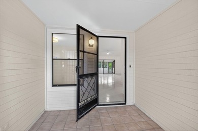 Newly renovated and ready to impress! Beautifully updated - photo 6