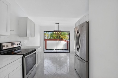 Newly renovated and ready to impress! Beautifully updated - photo 8