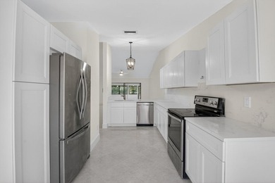 Newly renovated and ready to impress! Beautifully updated - photo 9