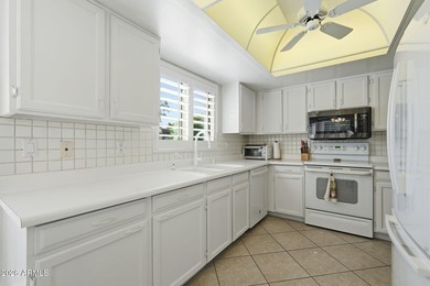 Welcome to easy Arizona living in the highly sought-after gated - photo 3