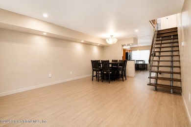 Welcome to this gorgeous 2-bedroom, 2-bath townhouse condo - photo 14