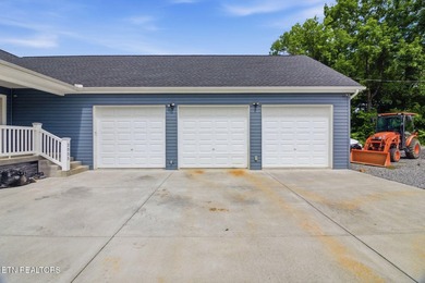 What a LAKEFRONT home awaits its proud new owners!! Viewers can - photo 15