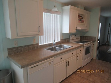 A beautiful 2005 Jacobson manufacturer home 2 bedrooms and 2 - photo 19