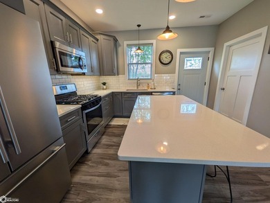 Built in 2021 by local builder Snow Construction, this - photo 5
