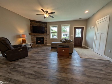 Built in 2021 by local builder Snow Construction, this - photo 10