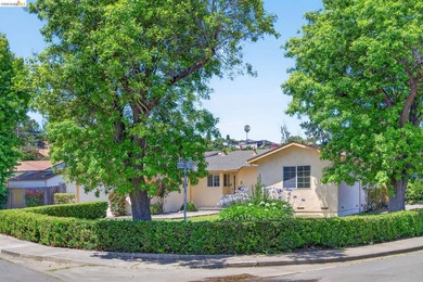 Welcome to 3 Bergwall Way, a lovingly maintained single-story - photo 2