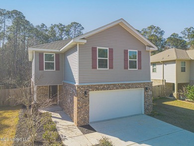 Welcome to this well-maintained four-bedroom home, centrally - photo 1