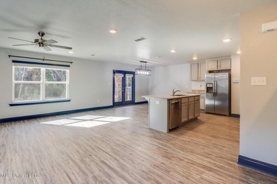 Welcome to this well-maintained four-bedroom home, centrally - photo 2