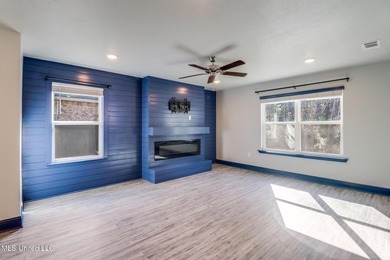 Welcome to this well-maintained four-bedroom home, centrally - photo 8
