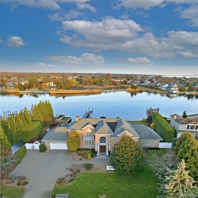 Welcome to an exceptional waterfront retreat, ideally situated - photo 1