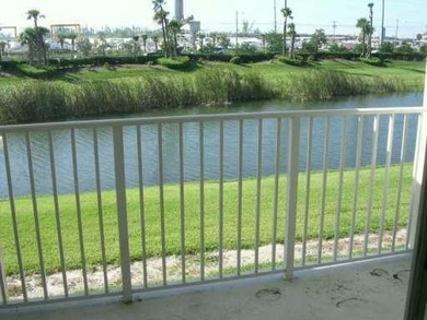 3 bedroom 2 bath condo. Step inside to find good sized rooms - photo 2