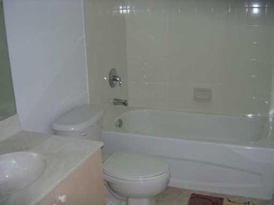 3 bedroom 2 bath condo. Step inside to find good sized rooms - photo 3