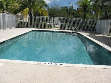 3 bedroom 2 bath condo. Step inside to find good sized rooms - photo 5