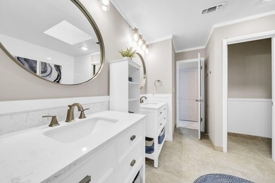 Beautifully remodeled 3BR/2BA corner-unit beach home in the - photo 33